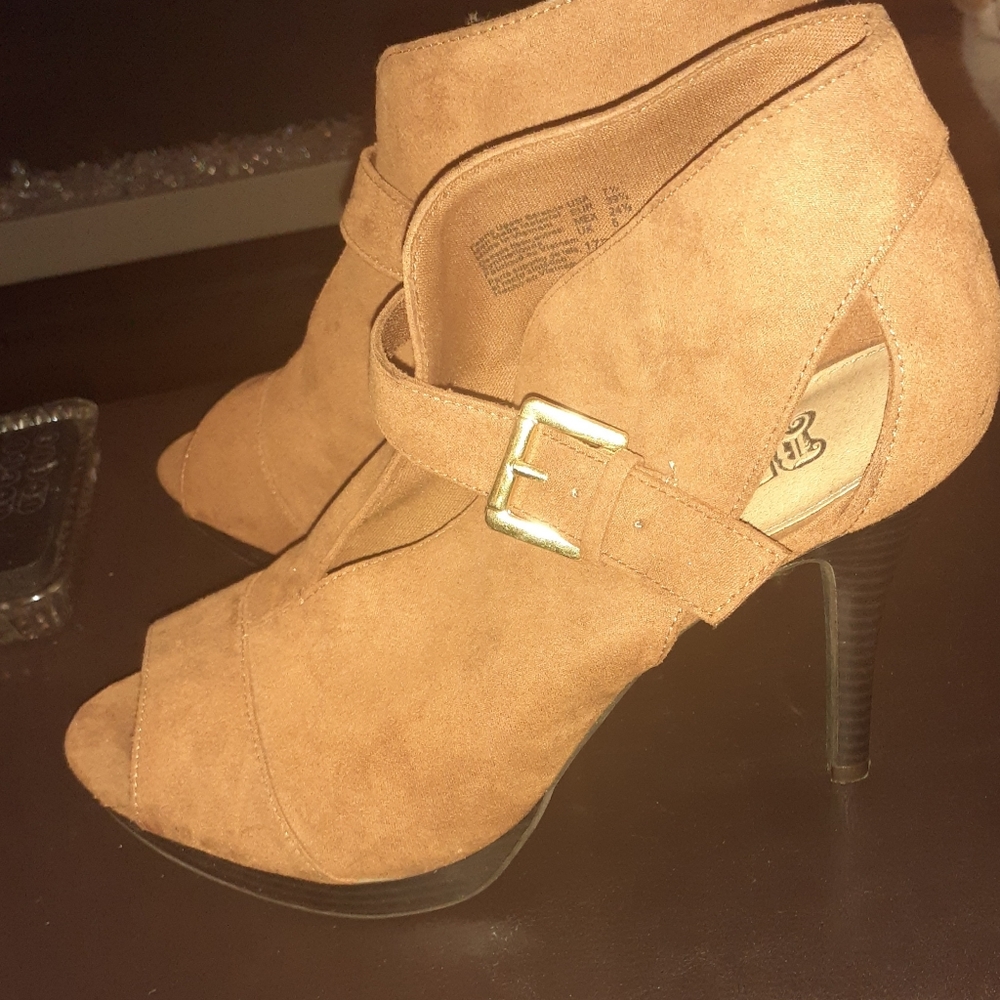 Shoes - Picture 2 of 3